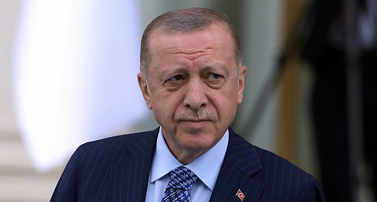 En närbild på Turkiets ledare Erdogan, i kostym och slips.