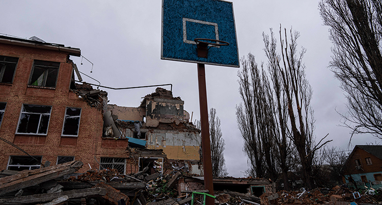 Ett rasat hus och en basketkorg framför.