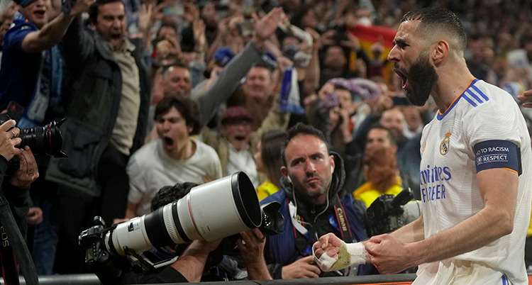 Fotbollsspelaren Karim Benzema firar ett mål framför publiken.