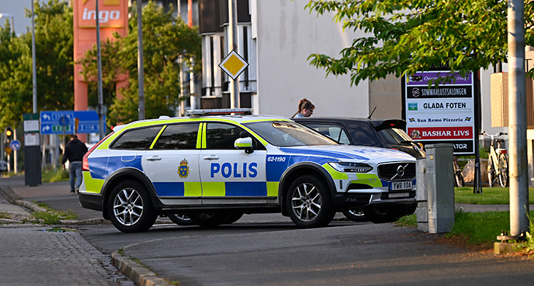 En polisbil står parkerad på en gata i Kristianstad.