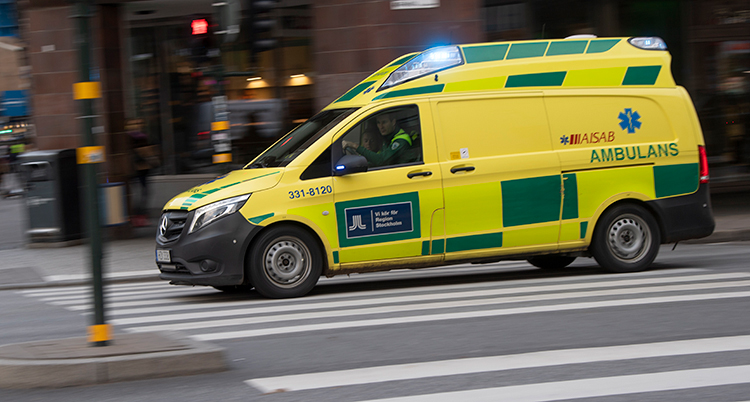 En ambulans kör över ett övergångsställe.