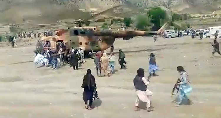 Människor i Afghanistan och en helikopter.