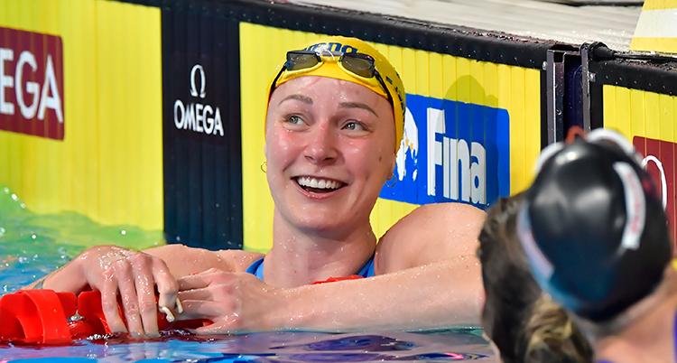 Sarah Sjöström i en simbassäng.