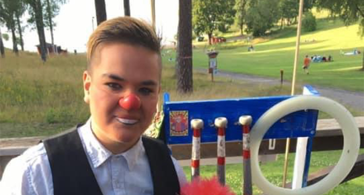 En person med ansiktet målat som en clown