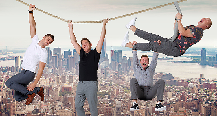 Fyra män hänger i ett rep.