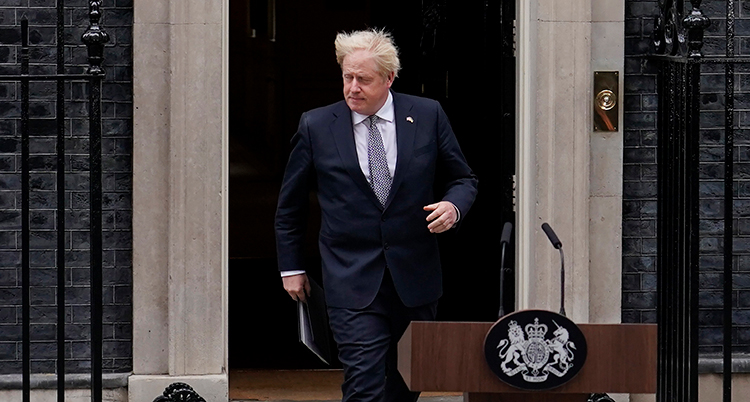 Boris Johnson går ut från Downingstreet 10 till en liten pulpet och mikrofon.