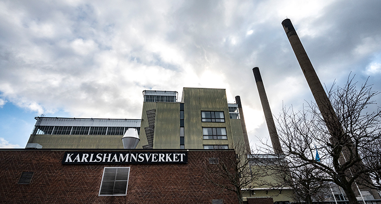 Två byggnader vid Karlshamnsverket. Två skorstenar syns till höger i bild.