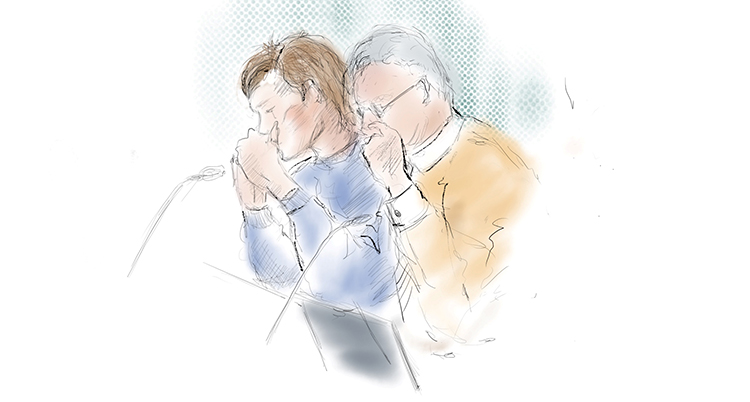 Teckningen visar två personer som sitter vid ett bord i en domstol.
