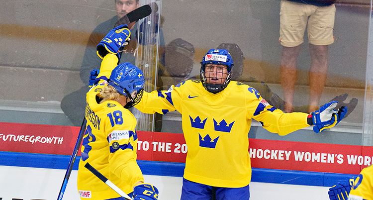 Svenska damspelare i ishockey jublar efter ett mål.