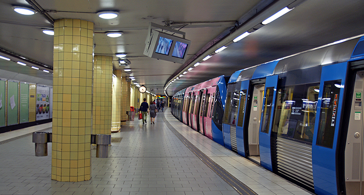 Ett tunnelbanetåg står vid stationen Rådmansgatan.