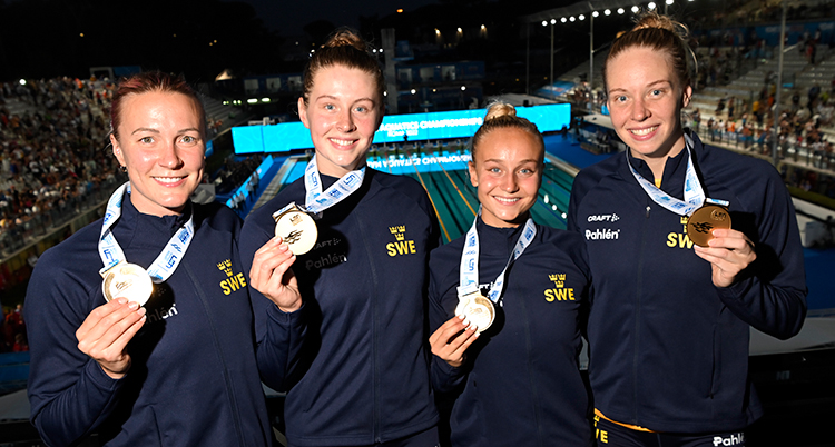 Fyra tjejer visar sina guldmedaljer.