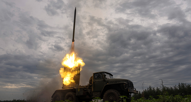 Militär raket som avfyras från en lastbil.