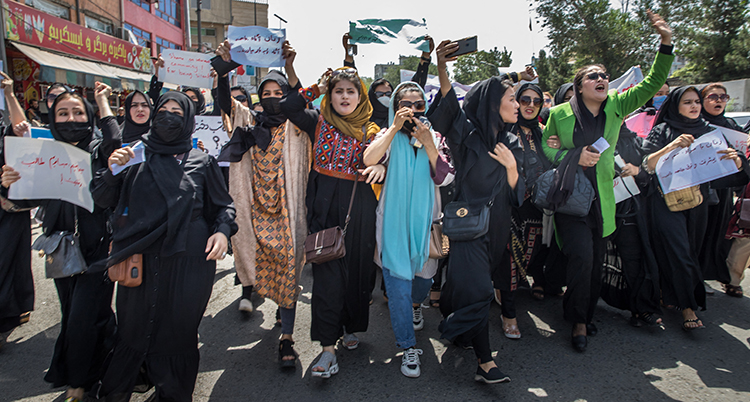 En grupp kvinnor i ett protesttåg på en gata.