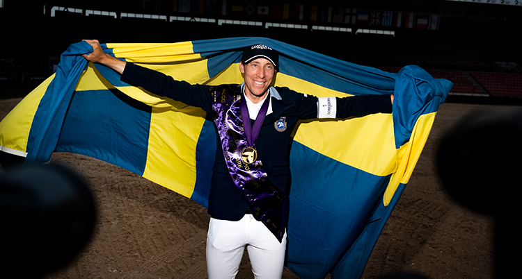 Eckermann med en svensk flagga.