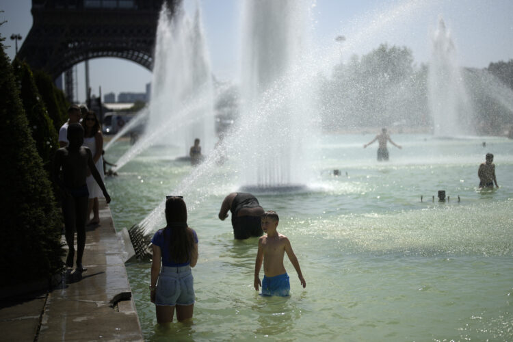 Människor i Frankrike badar i fontäner.