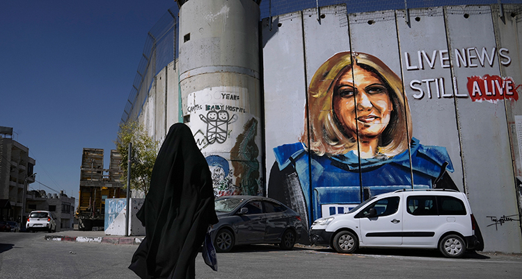 En stor muralmålning av journalisten på en vägg i Palestina.