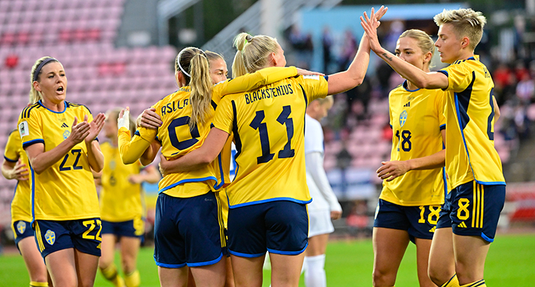 Kvinnliga fotbollsspelare i svenska landslaget jublar.