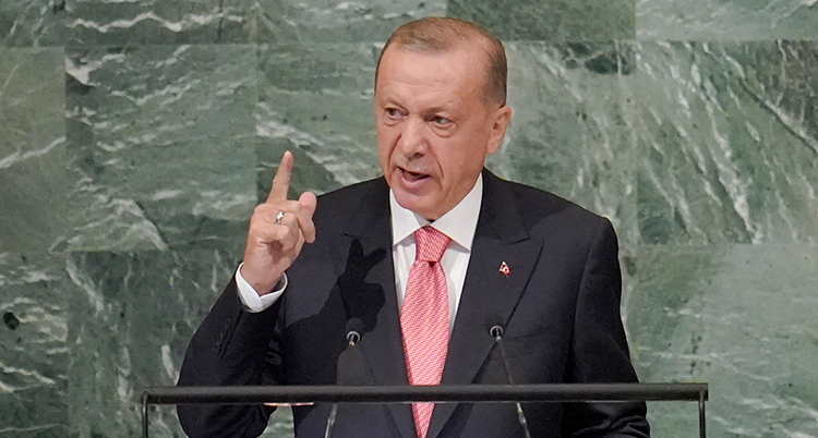 Erdogan höjer ett finger samtidigt som han pratar.