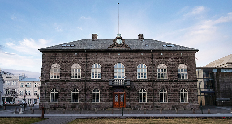 En bild på islands riksdagshus.