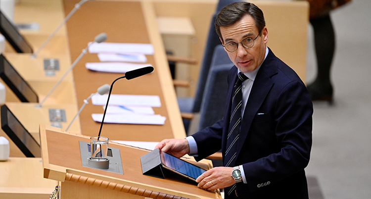 Ulf Kristersson talar i riksdagen.