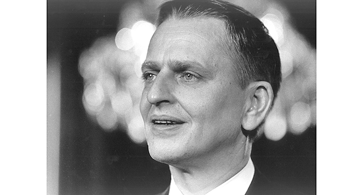 En svartvit bild på Olof Palme, i profil.