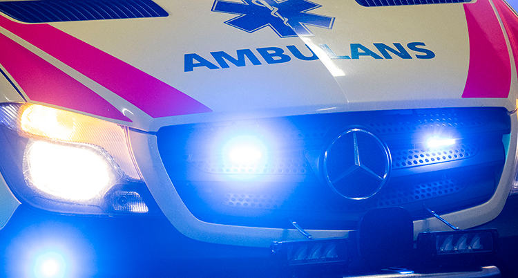 En ambulans med blått ljus sedd framifrån.