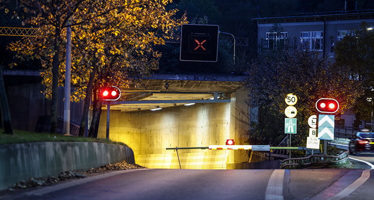 En bild på en tunnel. det kommer ljus i från den. Utanför är det mörkt.