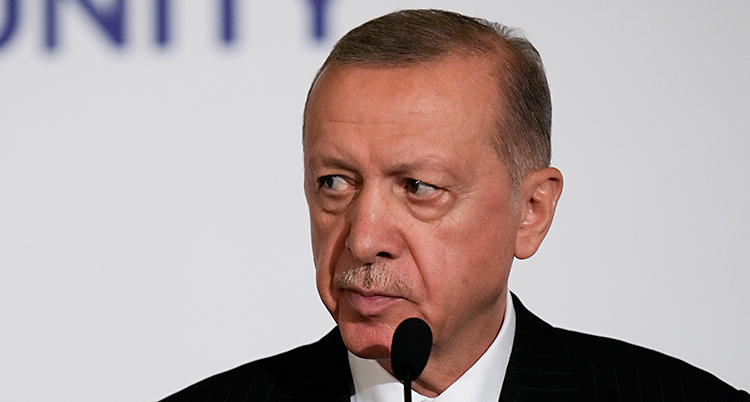 Erdogan står och håller ett tal i en mikrofon.