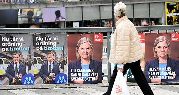 Valaffischer ute på stan. På affischerna syns Ulf Kristersson och Magdalena Andersson.
