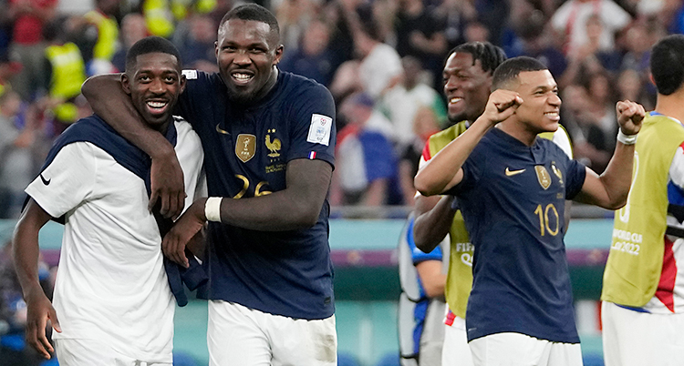 Tre franska spelare är glada efter en match i fotboll.