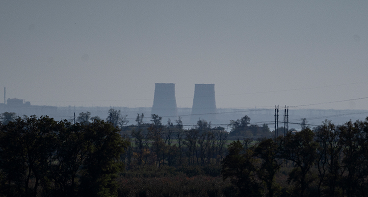 Kärnkraftverket på bild tagen på avstånd.