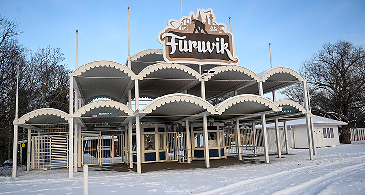 Ingången till parken Furuvik. Det är snö på marken.