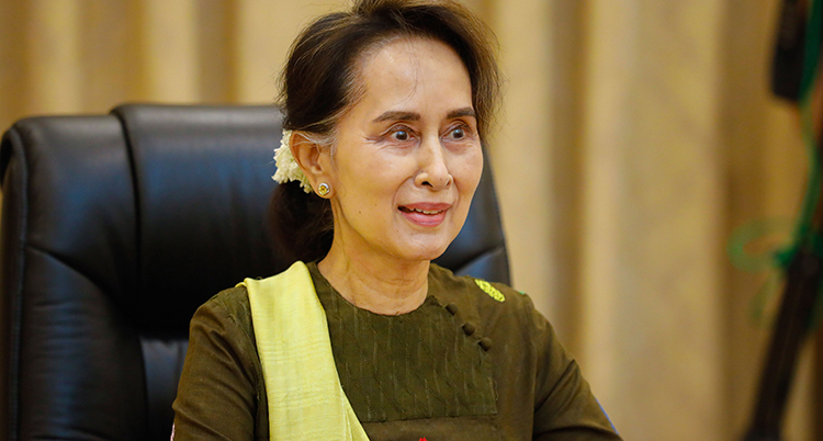 Su Kyi sitter i en kontorsstol.