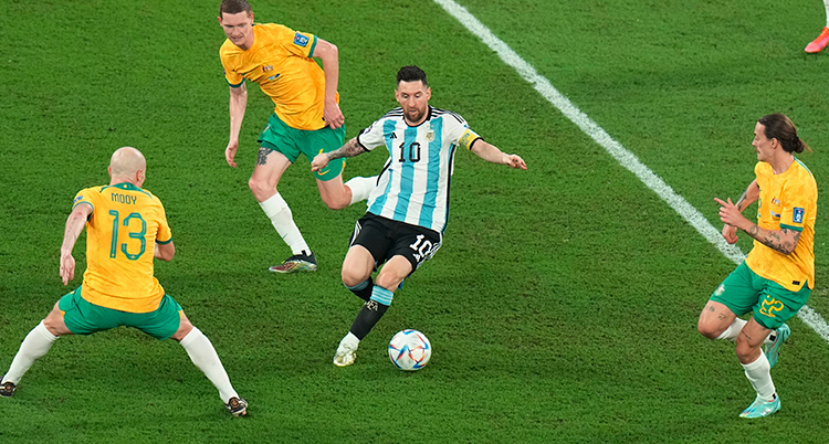 Messi dribblar med bollen. Foto: TT
