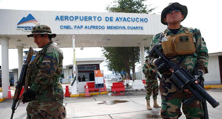 Militärer vaktar utanför en flygplats.