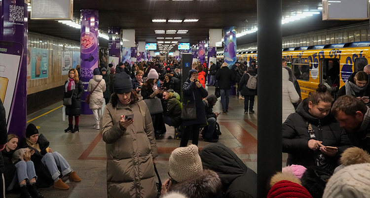 Människor samlade nere i en tunnelbanestation.
