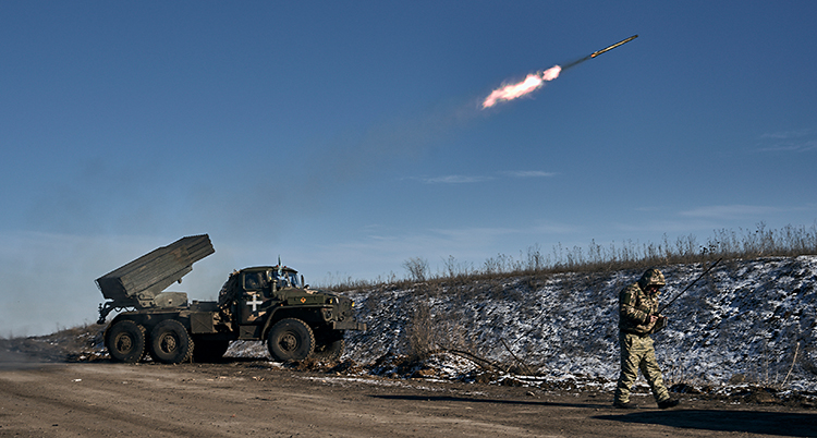 Ukrainska soldater skjuter iväg ett vapen från en lastbil.