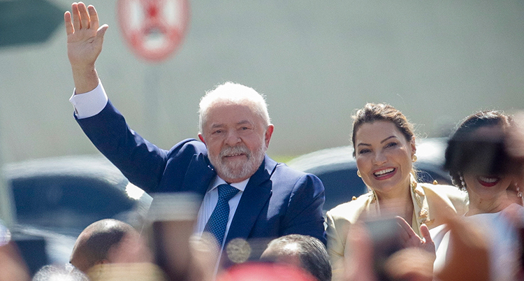 Lula och hans fru ler och han vinkar.