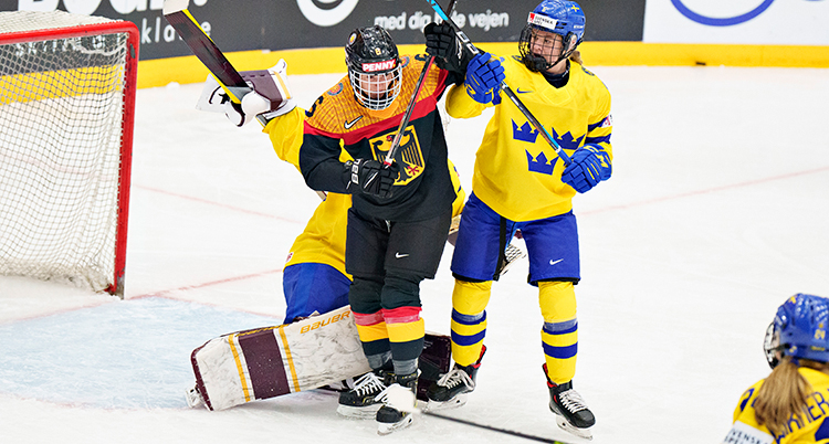 En ishockeyspelare i blågul dräkt fajtas mot en spelare i svart dräkt.