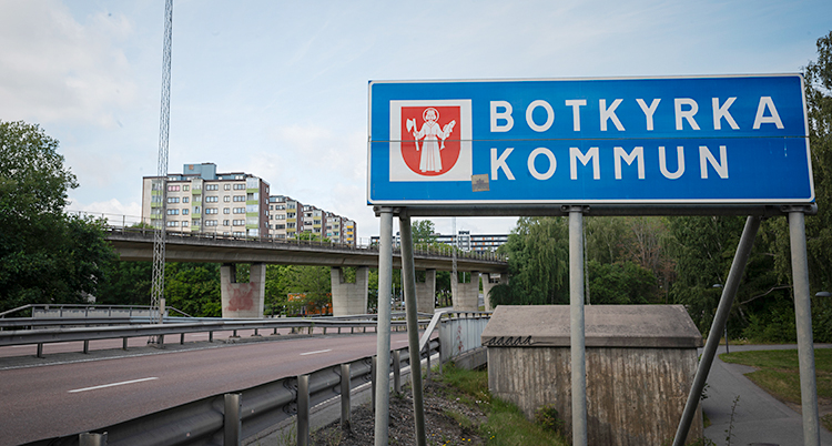 En väg och en skylt där det står Botkyrka kommun.