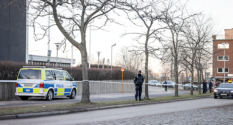 Poliser har spärrat av vid en gata i Norrköping.