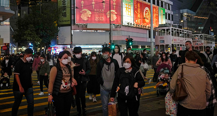 Människor på en gata. Alla har munskydd.