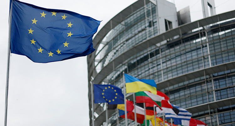 Flaggor och EUs byggnad.
