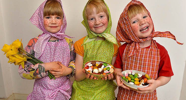 Tre barn utklädda till påskkärringar.