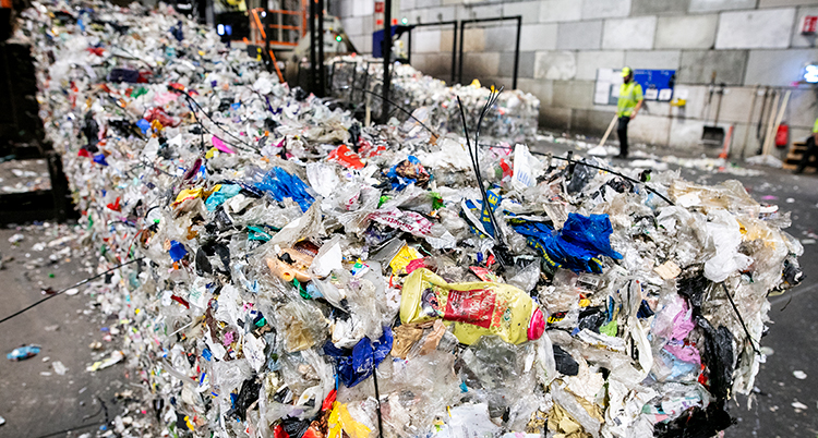 En massa förpackningar av plast ligger i en stor rad.