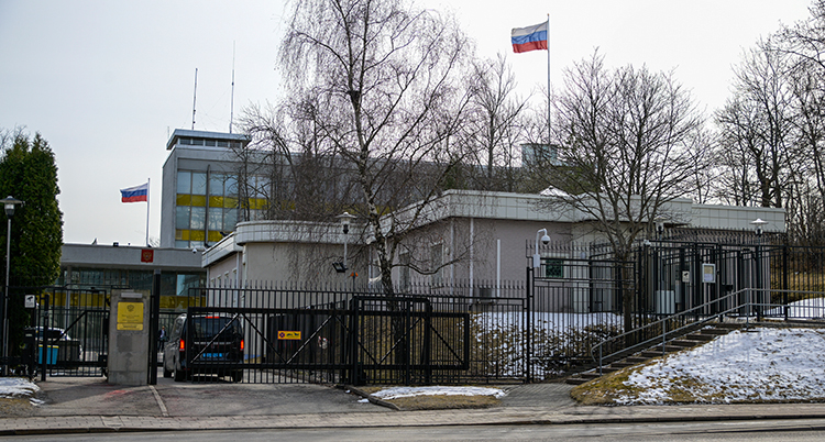 En bild av ryska ambassadens hus och staket.Fotot är taget på gatan utanför.