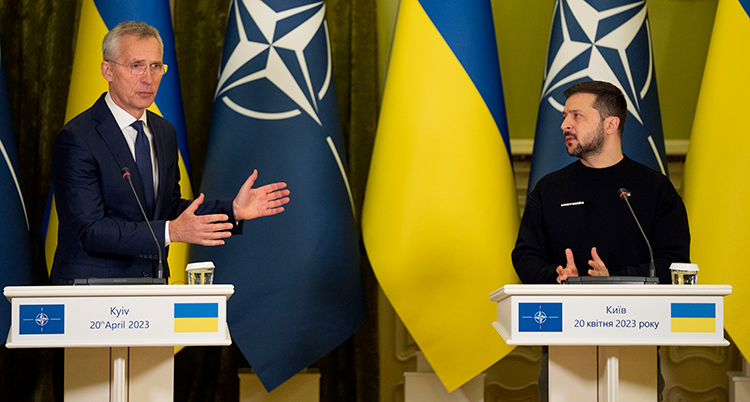 Stoltenberg och Zelenskyj framför flaggor på en presskonferens.