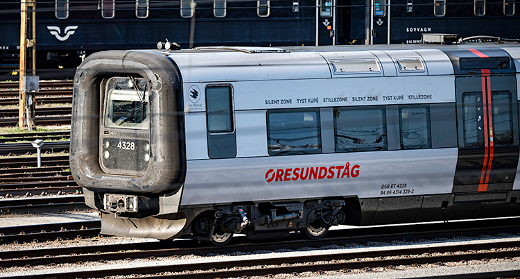 Ett tåg som står på rälsen vid Malmö central.