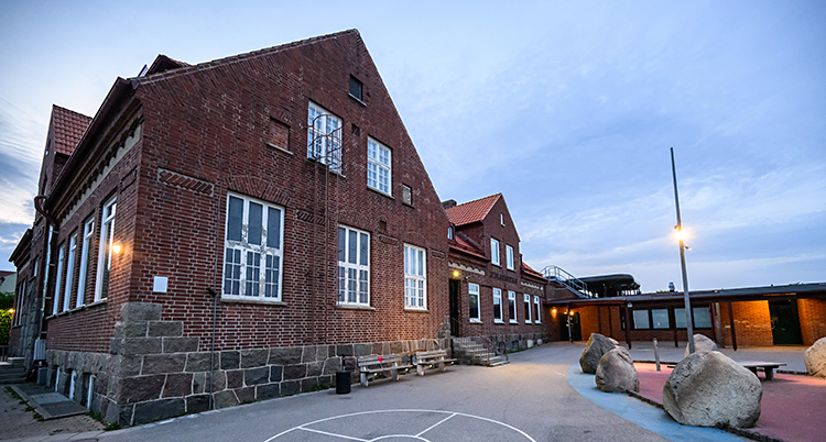 En skola som är byggd av tegel.