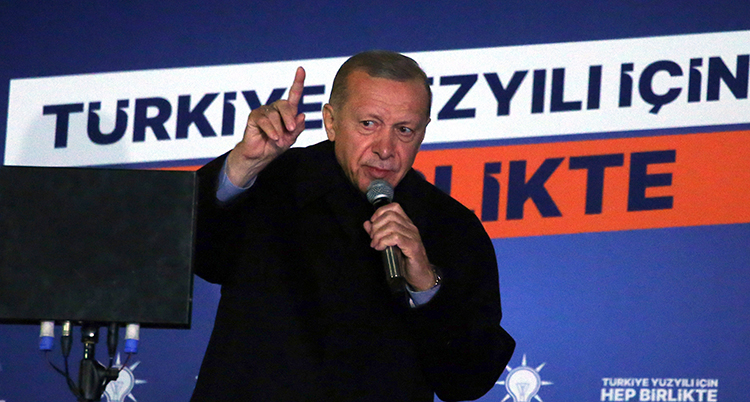 Erdogan talar och håller upp ett finger. Foto: TT